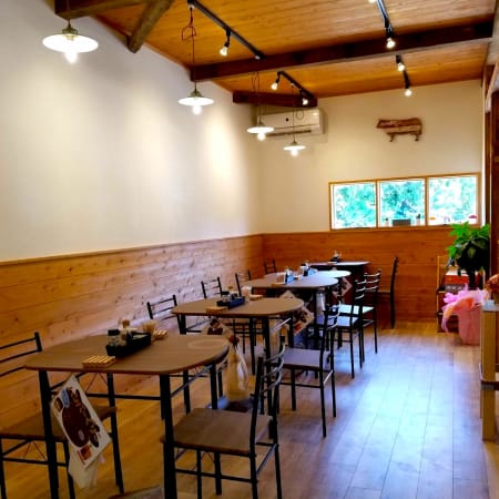 ウッド調の落ち着く店内｜ハンバーぐりこ 